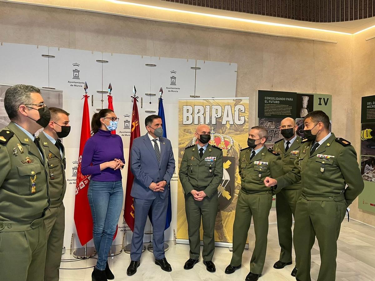 El alcalde de Murcia, José Antonio Serrano, y el Coronel Jefe del Regimiento de Infantería nº5 de Paracaidistas, Guillermo García, han presentado este lunes el acto de la Jura o Promesa de Bandera del personal civil autorizado.