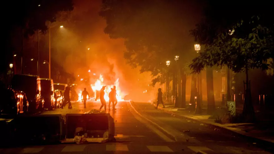 Vídeo | Els disturbis a la ‘banlieue’ amenacen Macron amb una altra crisi social