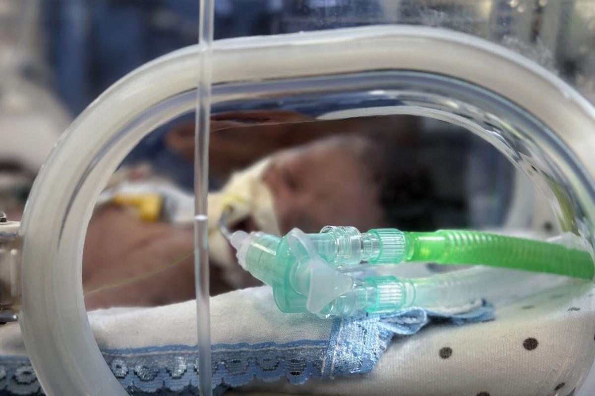 Un recién nacido en la UCI neonatal del Hospital Nasser de Gaza.