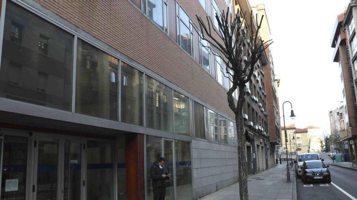 Entrada a los Juzgados de Avilés.
