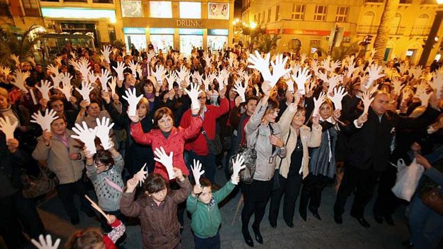 Concentración celebrada ayer en la Plaça de Baix de la ciudad contra la violencia de género