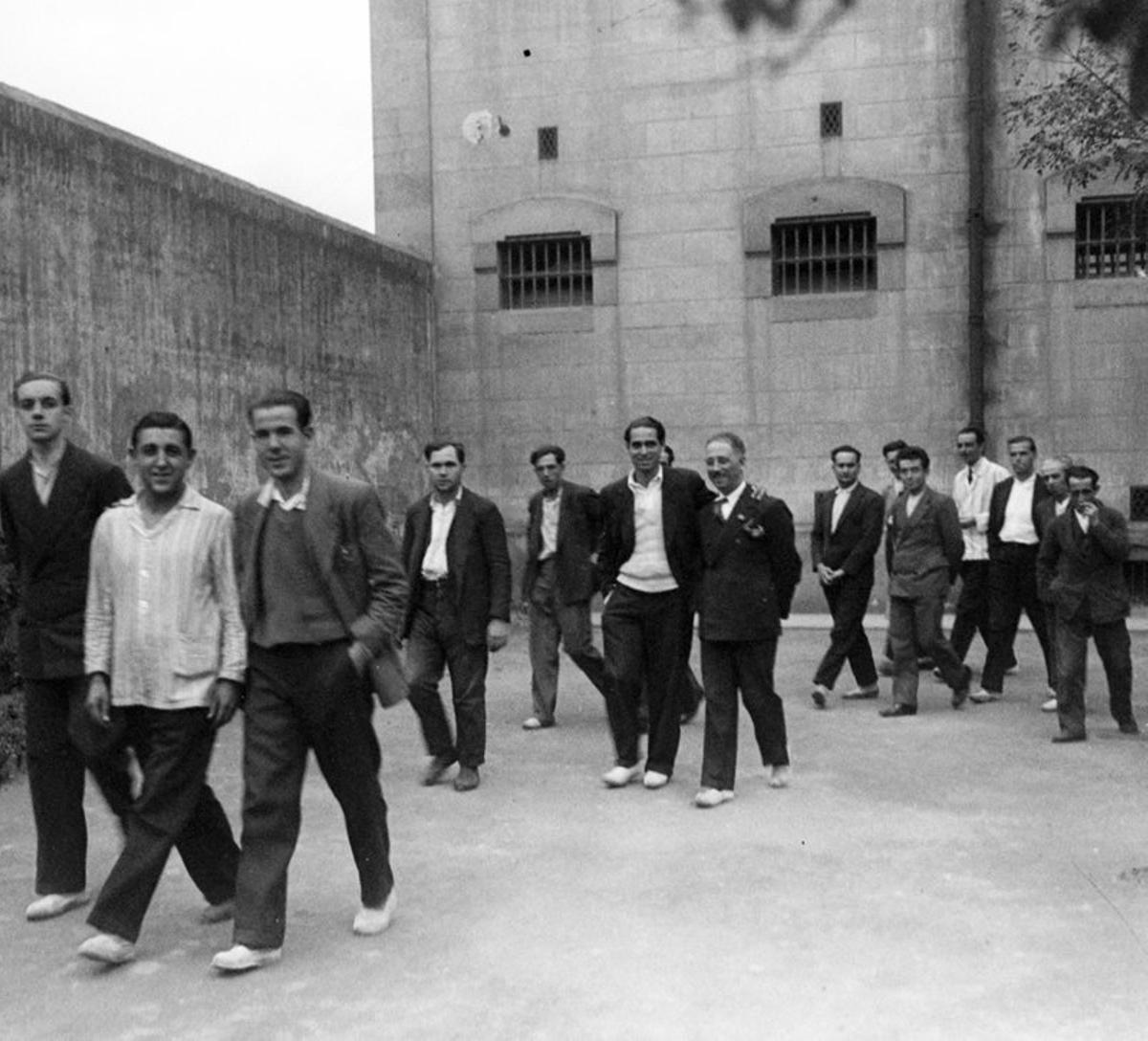 Helios Gómez, amb Lluís Companys, al centre de la foto, al pati de la presó Model de Barcelona, 1930