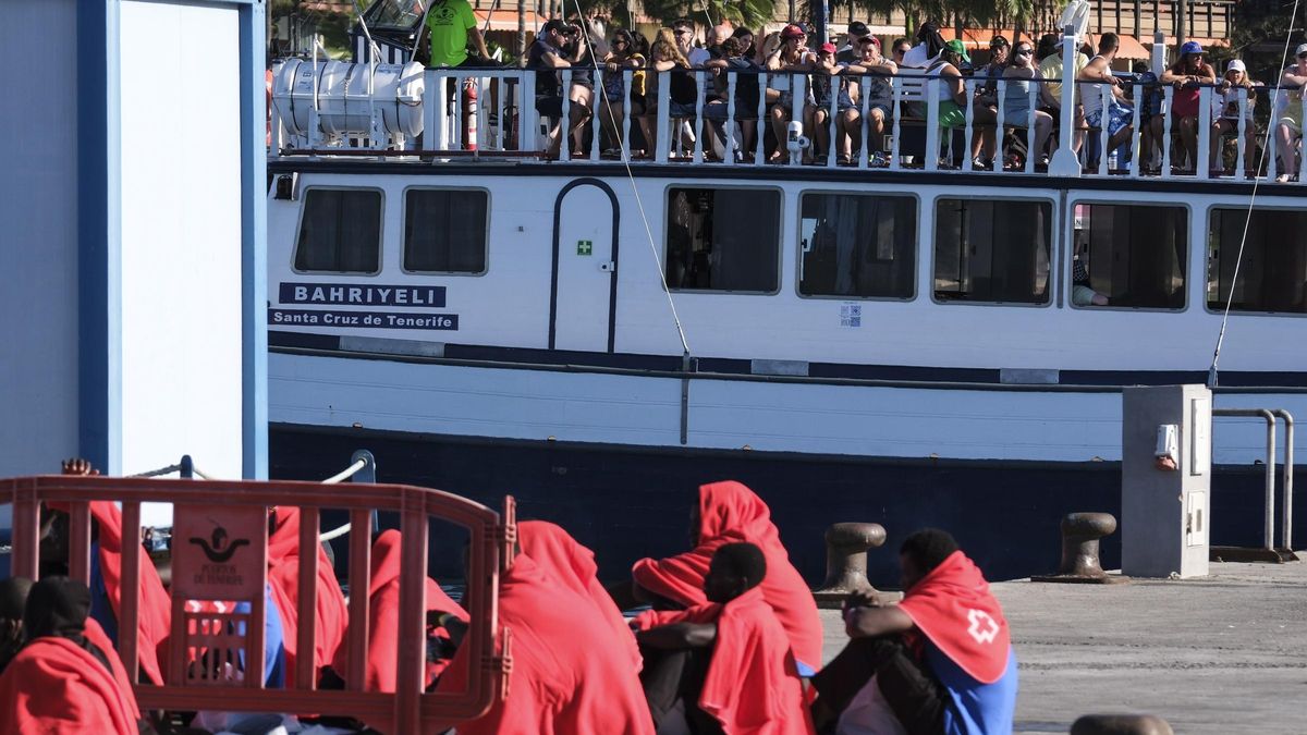 Escoltan a un cayuco con 23 migrantes al puerto de Los Cristianos (Tenerife).