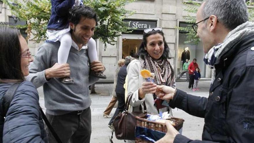 El alcalde se sumó a la iniciativa como voluntario vendiendo piruletas. // Jesús Regal