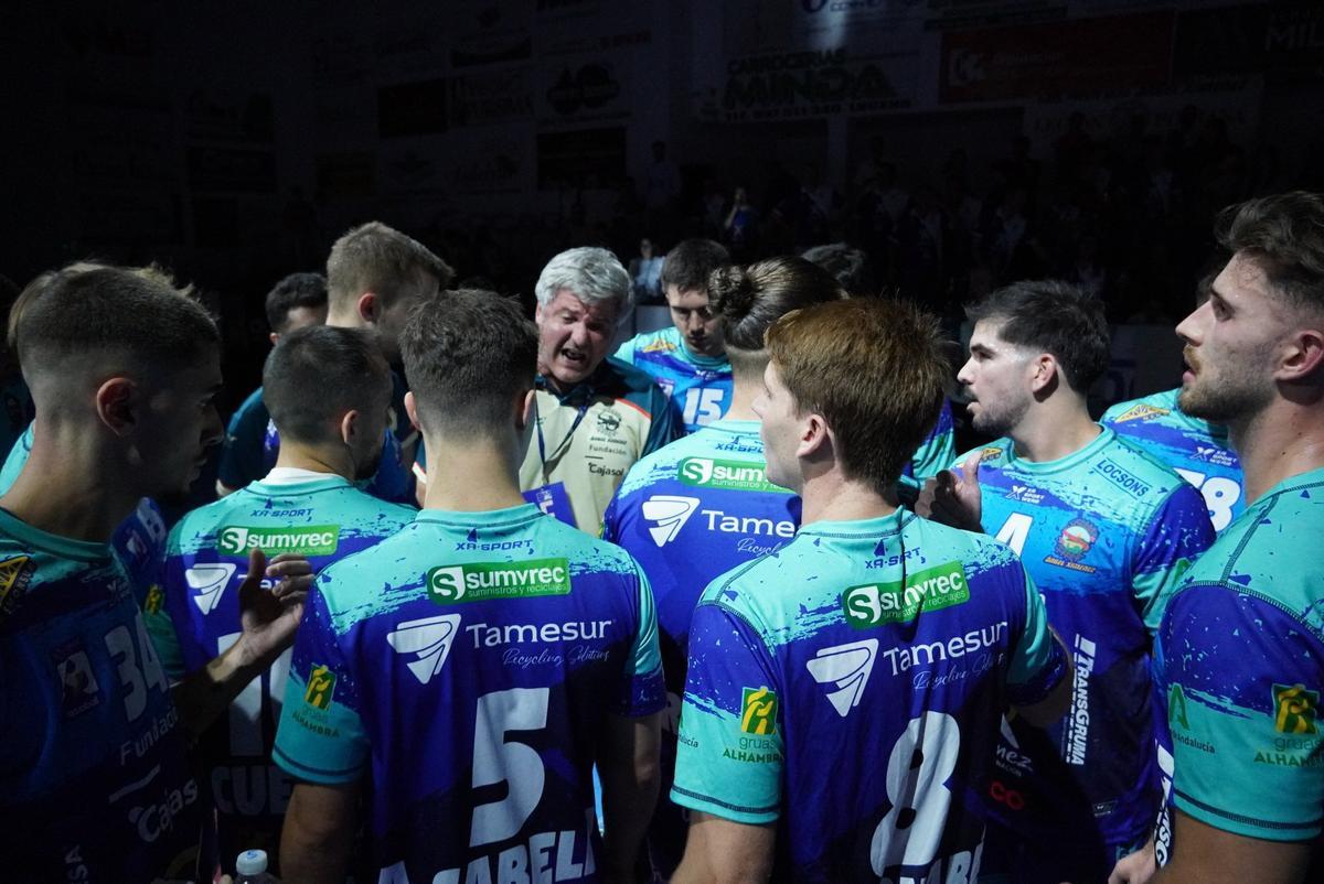 Paco Bustos da instrucciones en un tiempo muerto.