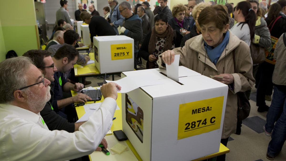 Catalanes votan en la consulta soberanista del pasado 9 de noviembre, en Barcelona.