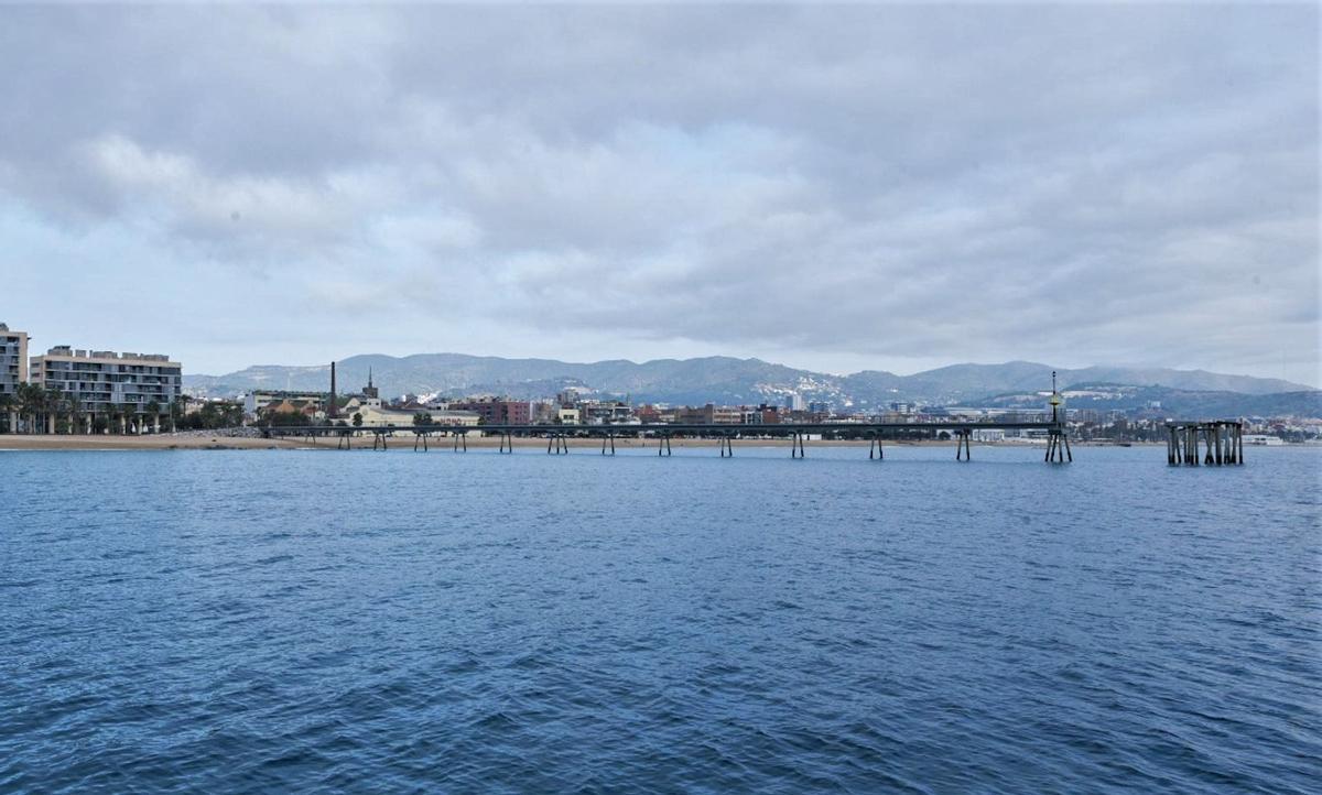 El Pont del Petroli de Badalona, aún dañado por el temporal Gloria.