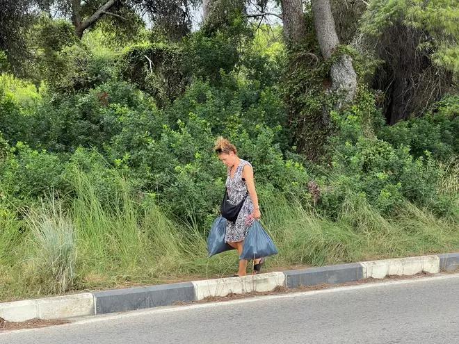 Los vecinos de El Saler entran en la población para recoger enseres urgentes