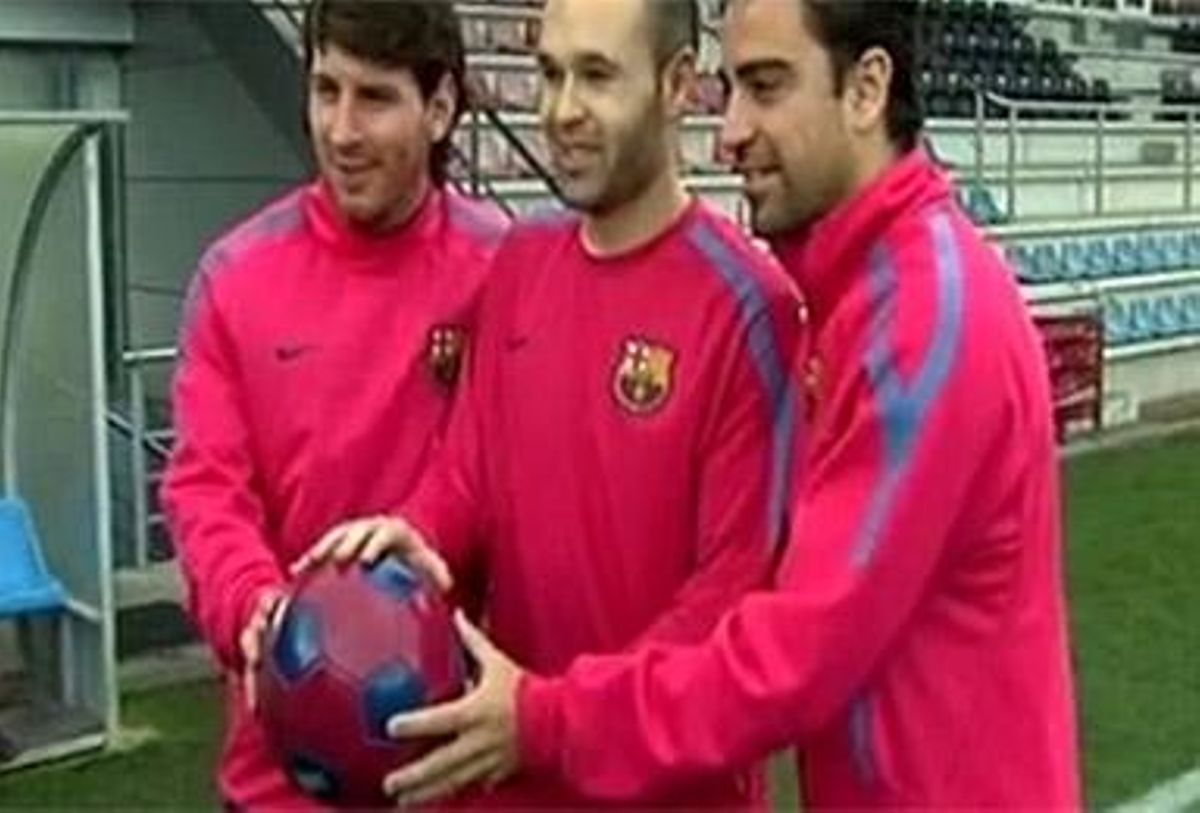 Els tres candidats blaugrana a la Pilota d’Or, davant de les càmeres.