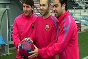Els tres candidats blaugrana a la Pilota d’Or, davant de les càmeres.