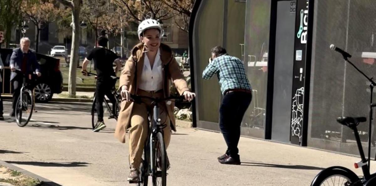 Maru Díaz ha estrenado el nuevo servicios de bicicletas en la Universidad de Zaraogza