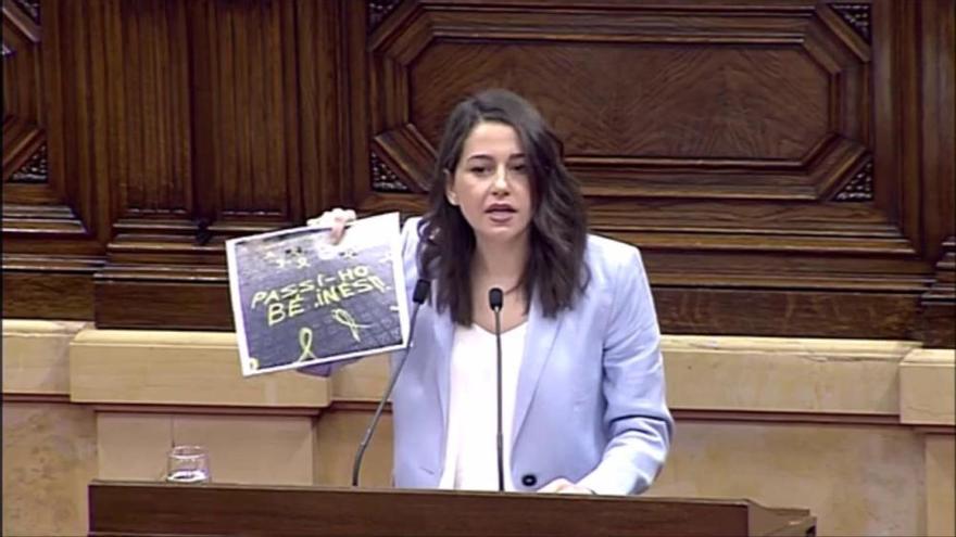 Arrimadas diu adeu al Parlament exhibint el cartell d'una pintada al carrer de casa seva