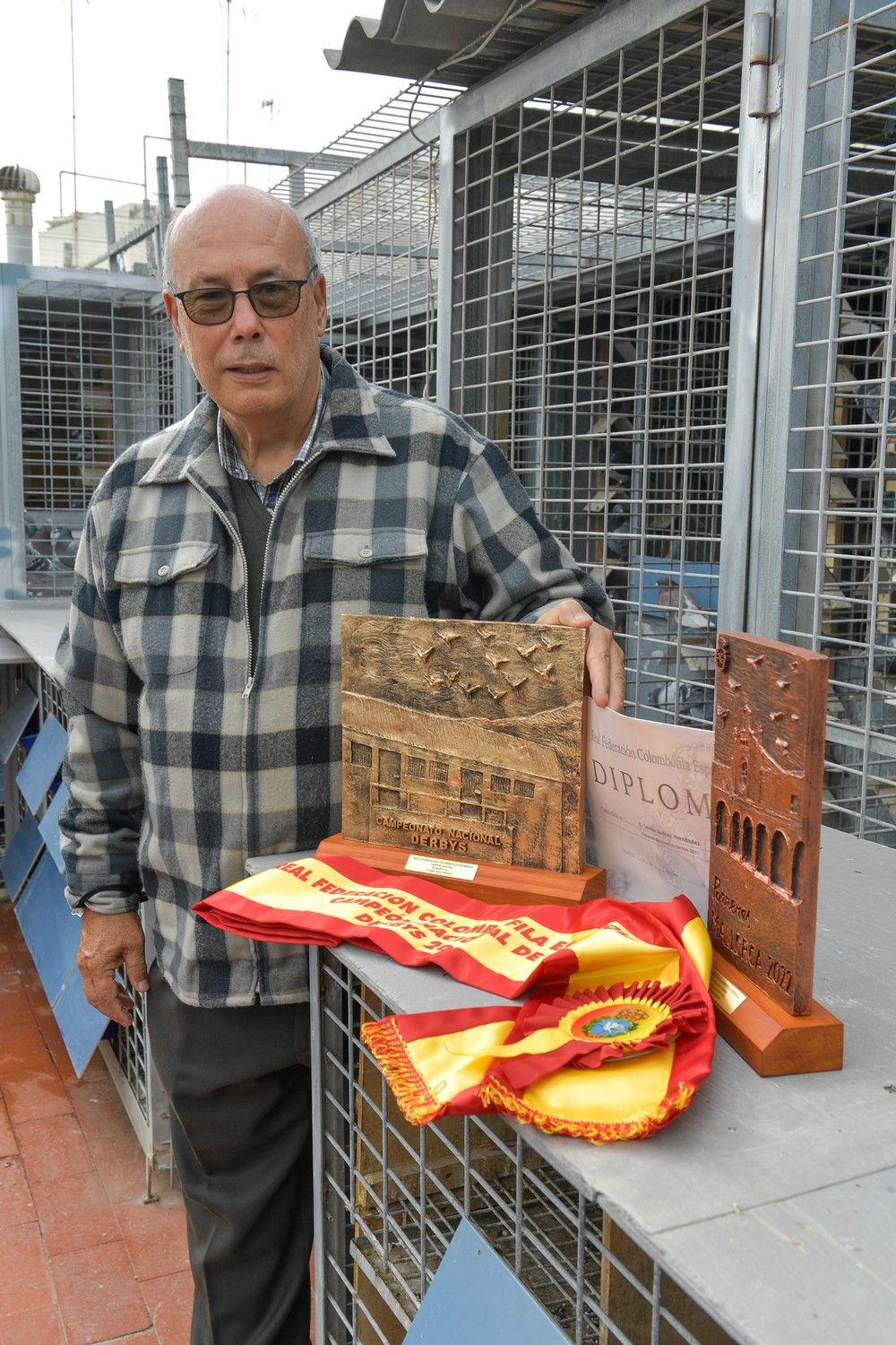 Isidro Suárez, ganador de un premio nacional de colombofilia