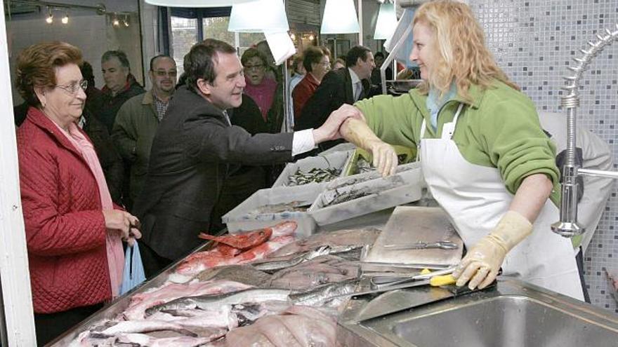 Comerciantes del mercado de Cabral piden mejoras
Caballero visitó ayer por la mañana las instalaciones del mercado de Cabral acompañado por los representantes de los comerciantes, que le transmitieron sus demandas. El colectivo solicitó la limpieza de los alrededores del recinto, el adecentamiento de aceras, y la retirada de la maleza del río, además de gestiones municipales para abrir los locales que se encuentran cerrados. El regidor se comprometió a realizar las tareas de mejora en las dependencias y su entorno.