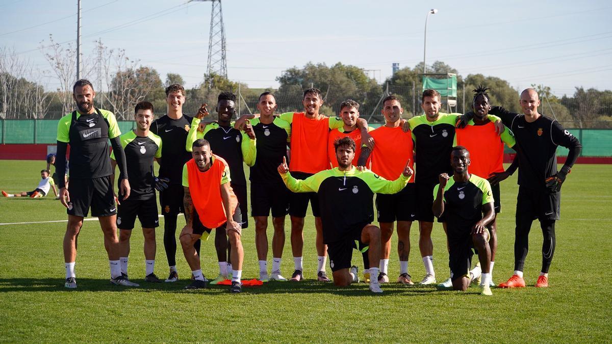 Foto de grupo del Mallorca en el regreso este lunes a los entrenamientos.