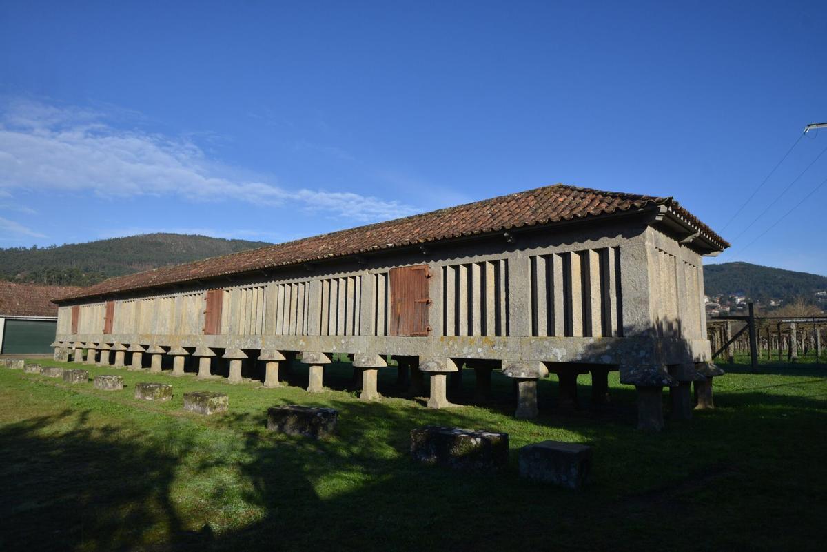 Hórreo gigante del Monasterio de Poio.