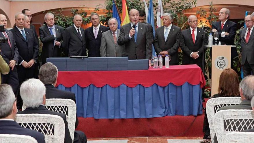 El decano, Enrique Pérez, se dirige a los asistentes durante la entrega de diplomas por las bodas de oro y plata.