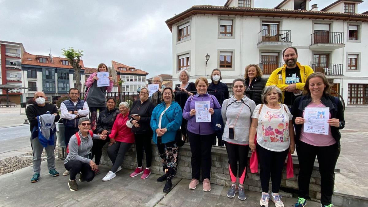 Un grupo de vecinos participantes ayer en la ruta saludable organizada en Pravia. | R. S. A.