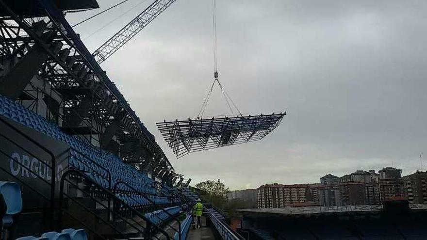 Izado de la primera estructura de Río tras las reparaciones. // FdV