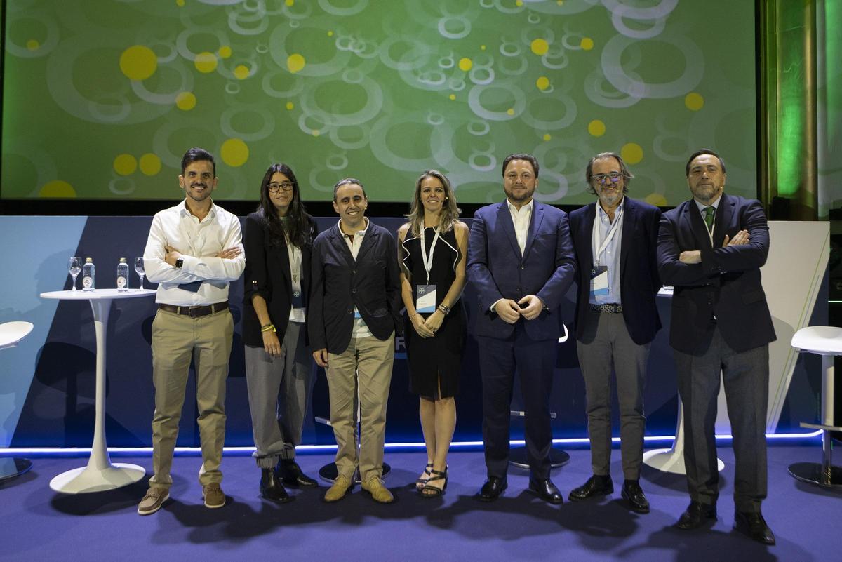 De izquierda a derecha: Dr. Jesús Pareja, jefe del departamento de Retina de la Clínica Rementería; Íngrid Pallàs, responsable de Oftalmología de Bayer España; Dr. Isaac Alarcón, servicio de oftalmología del Hospital del Mar (Barcelona); Dra. Patricia Udaondo, oftalmóloga en el Hospital Universitario y Politécnico La Fe de Valencia, de la Clínica Aiken y de la Fundación Aiken; Bernardo Kanahuati, CEO de Bayer en España y Portugal; Dr. Alfredo García Layana, director del departamento de oftalmología de la Clínica Universitaria de Navarra y presidente de la SERV; y Dr. Guido Senatore, director médico de Bayer España