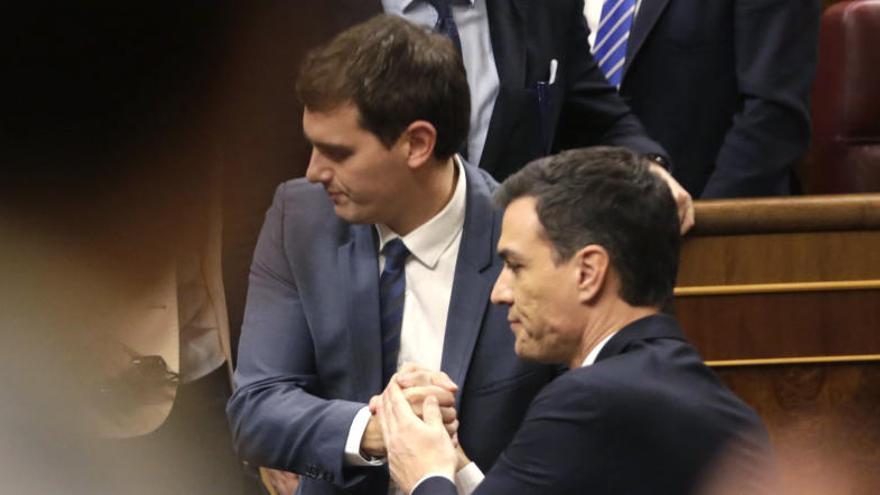 Pedro Sánchez saluda a Albert Rivera en el Congreso.