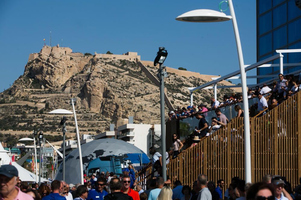 Miles de personas se dan cita en el Village del Puerto de Alicante para disfrutar del estreno de la competición