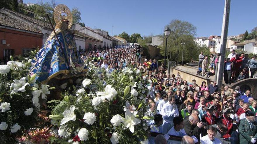 La patrona de Cáceres regresa al santuario acompañada por cientos de fieles