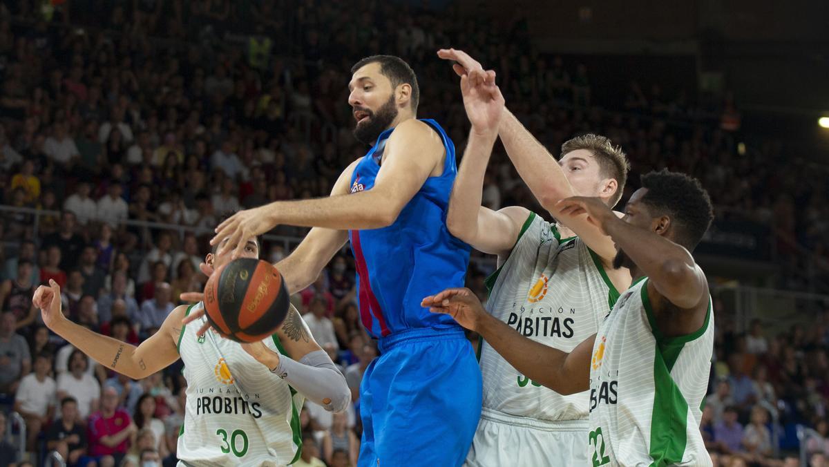 Nikola Mirotic, entre una nube de rivales