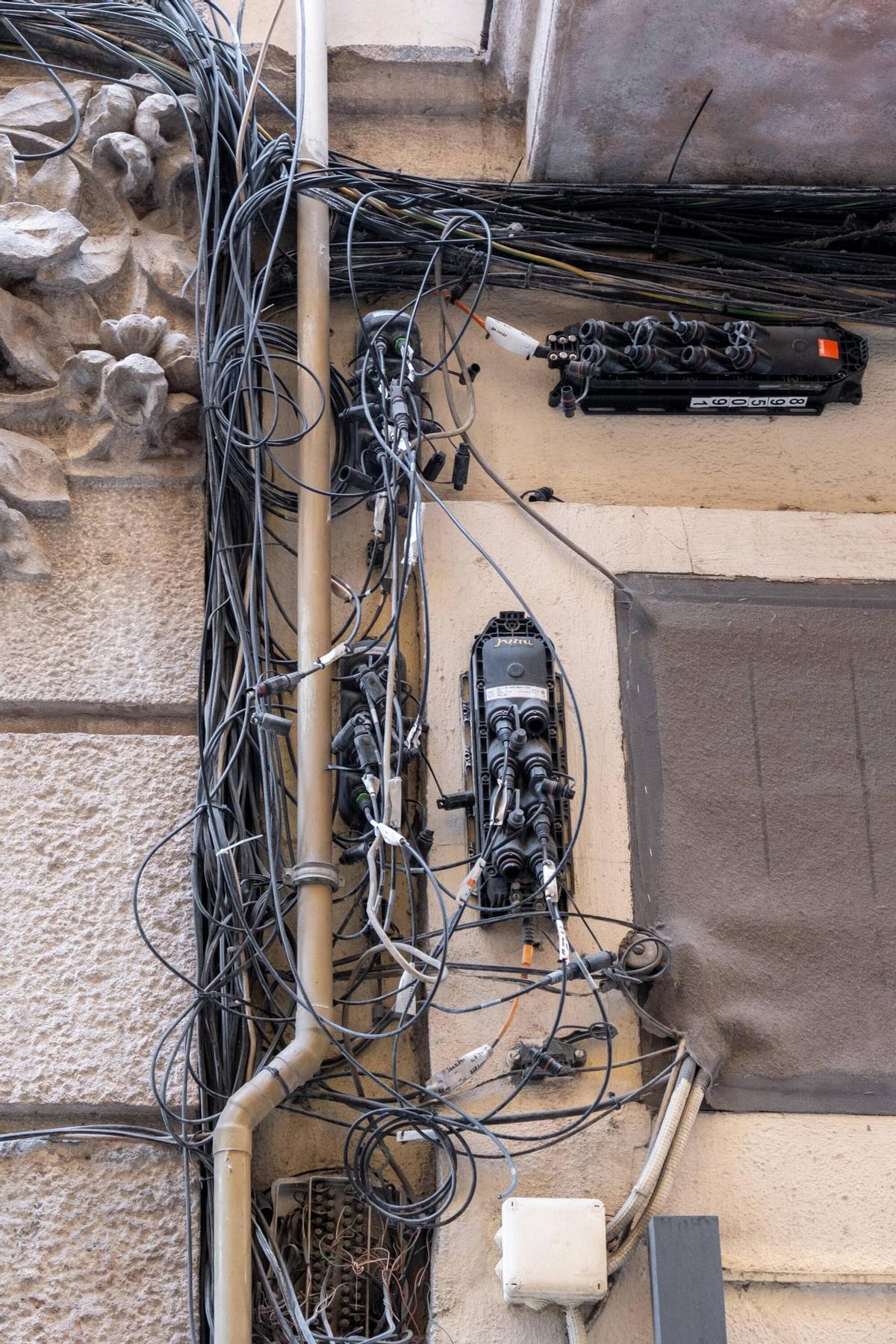 Barcelona trata de poner fin a las marañas de cables en las fachadas