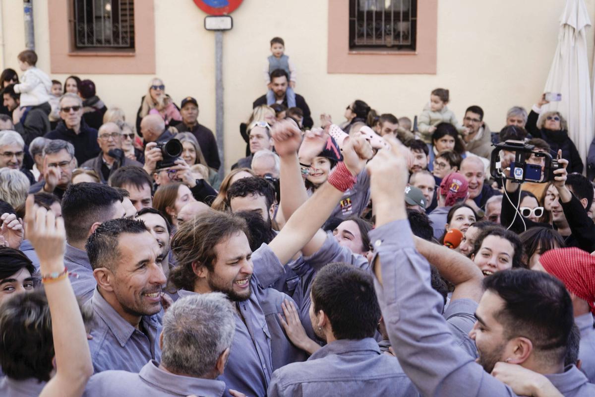 La pujada i baixada del pilar de quatre dels Tirallongues a Manresa