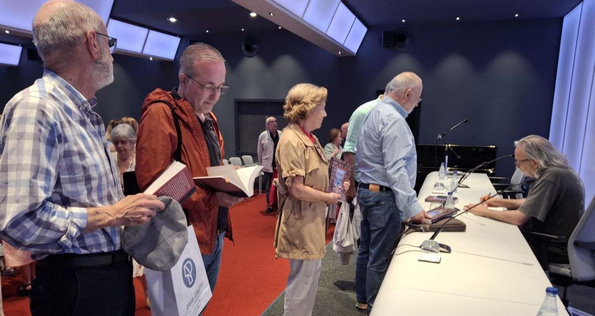 Miguel Munárriz, durante la firma de libros en el Club LA NUEVA ESPAÑA. | Juan Plaza