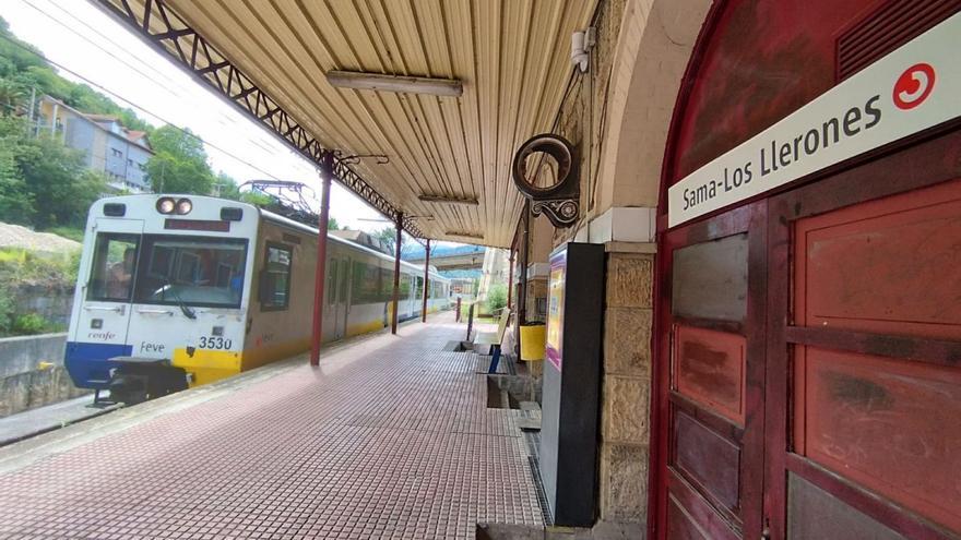 El tren a su llegada a la estación de Sama-Los Llerones, este sábado a mediodía. | D. O.