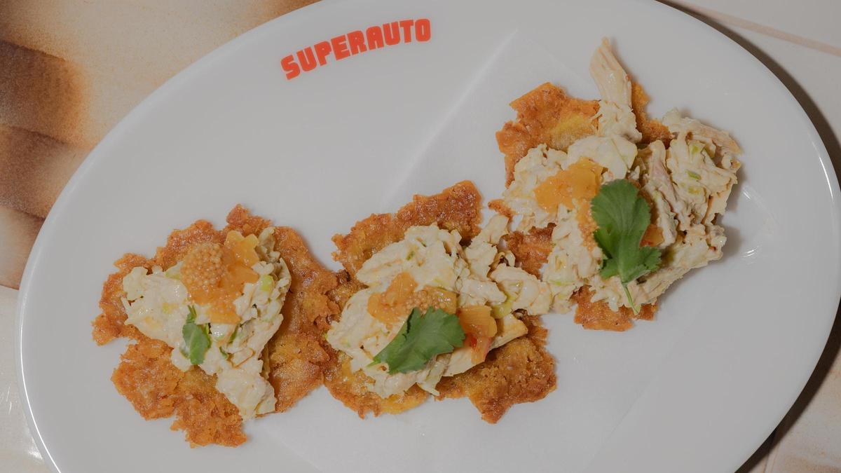 El patacón con ensalada de pollo con salsa tártara, semillas de mostaza y piña del restaurante Superauto.