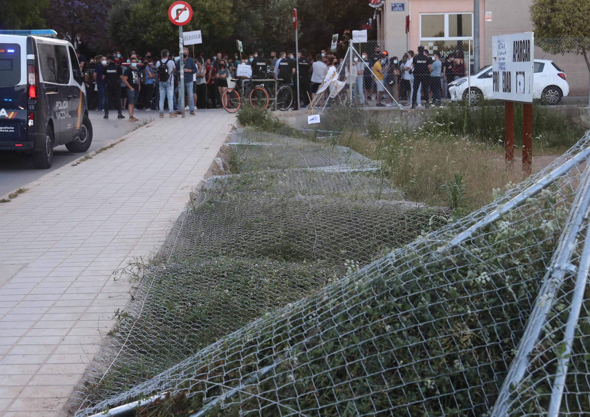 Protesta de los vecinos de Benimaclet contra el vallado de solares ocupados