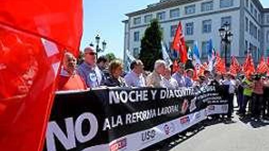Concentración, ayer, contra la reforma laboral en Oviedo.