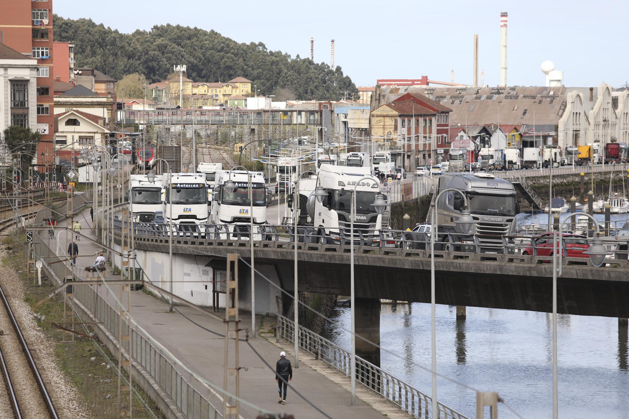 EN IMÁGENES: Así está siendo el paro del transporte en Asturias