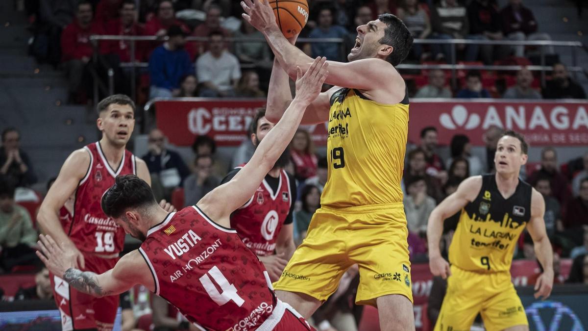 Shermadini anota ante la defensa de Yusta en el duelo del pasado curso en el Príncipe Felipe.