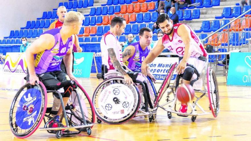 Romo controla el balón protegido por Vilas.