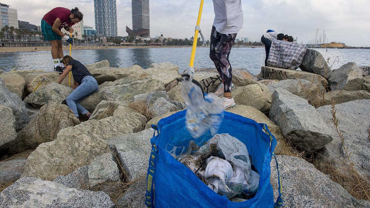 Voluntarios de Clean Beach Initiative limpian cada sábado parte de  la playa de la Barceloneta