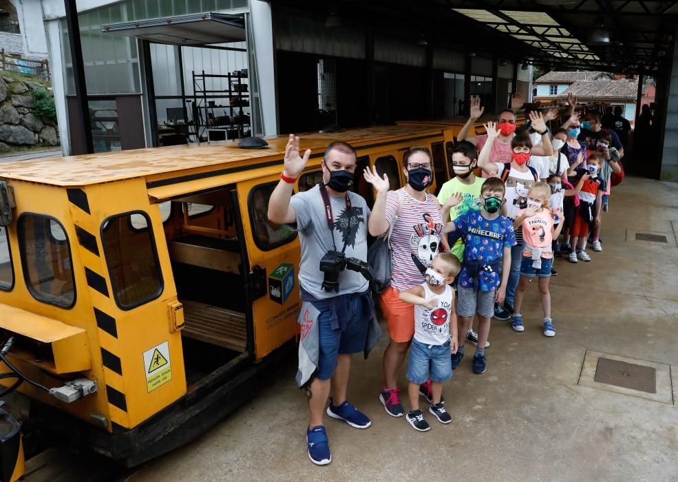 Los turistas visitan el tren ecomuseo minero valle de Samuño