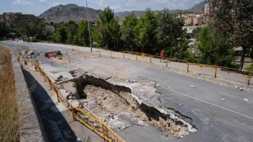 El Paseo de la Mora que atraviesa el barrio de La Tafalera lleva cerrado al tráfico desde el pasado 3 de agosto y el socavón se ha agrandado tras la última tormenta.