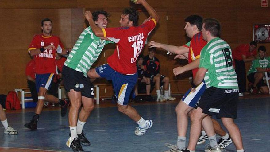 Un defensa del Lalín obstaculiza el lanzamiento de un jugador del OAR Coruña. / carlos pardellas