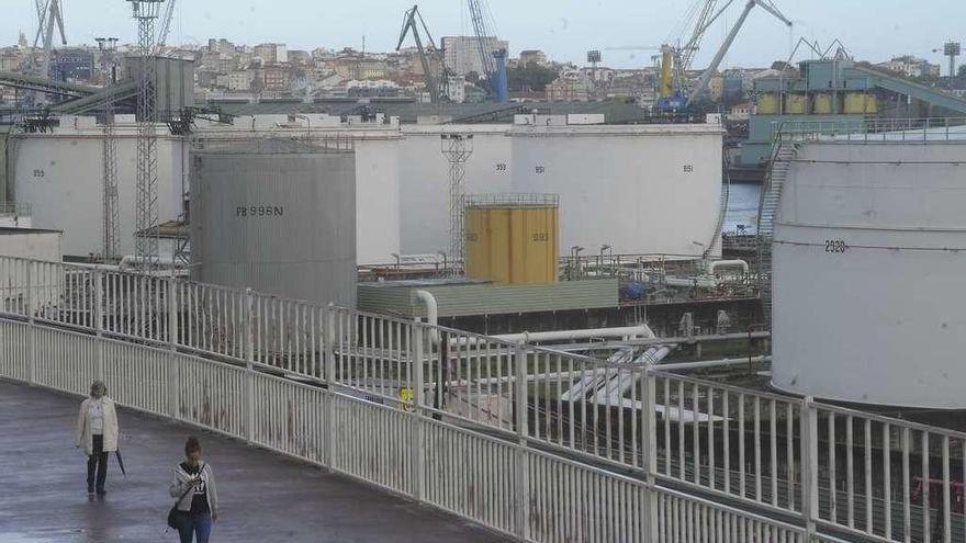 Vista del muelle petrolero desde el paseo de San Diego, en Os Castros.