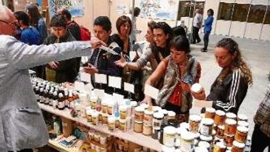 Una de les parades de la mostra de cultura ecològica, ahir a primera hora de la tarda.