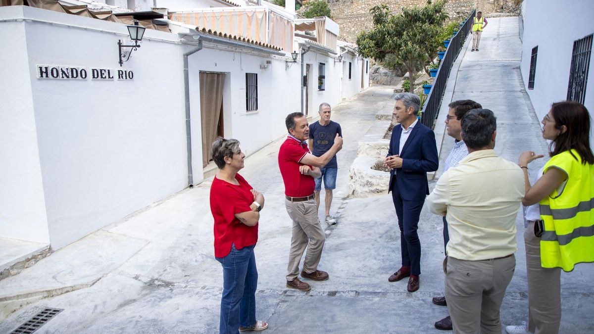Andrés Lorite, durante su visita a Zuheros, para ver la reforma de la calle Hondo del Río.