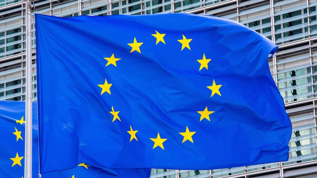 Archivo - Bandera europea frente a la sede de la Comisión Europea en Bruselas.