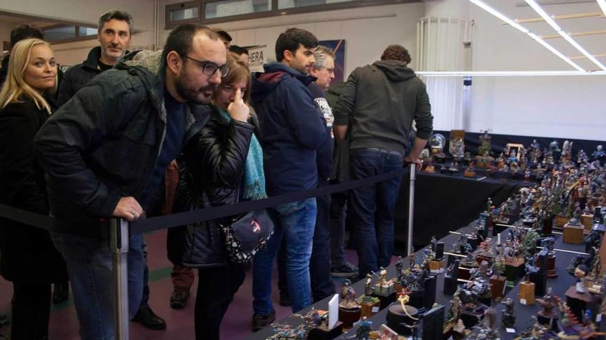 Asistentes a un certamen de modelismo estático celebrado en la Casa de Cultura de Lugones.