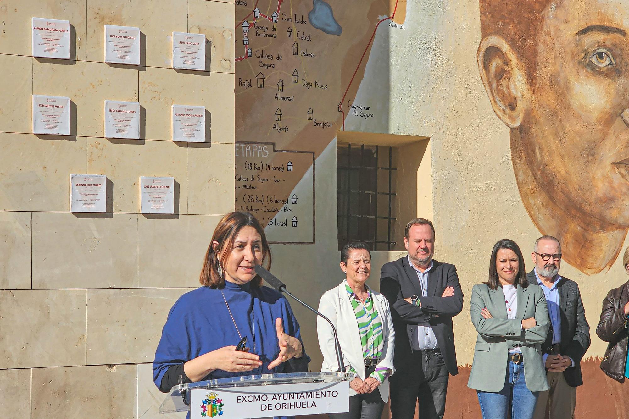 Homenaje a los oriolanos víctimas en los campos de concentración nazis colocando sus "Taullels de la Memòria" en el Rincon Hernandiano