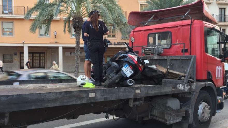 La moto se subió a la grúa antes de chocar contra la cabina