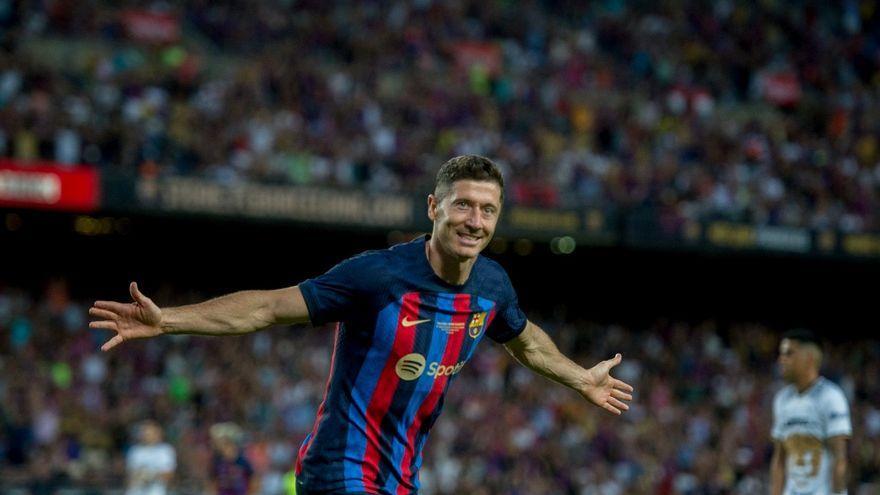 Robert Lewandowski celebra su primer gol con el Barça antes de cumplirse 3 minutos del partido ante el Pumas.